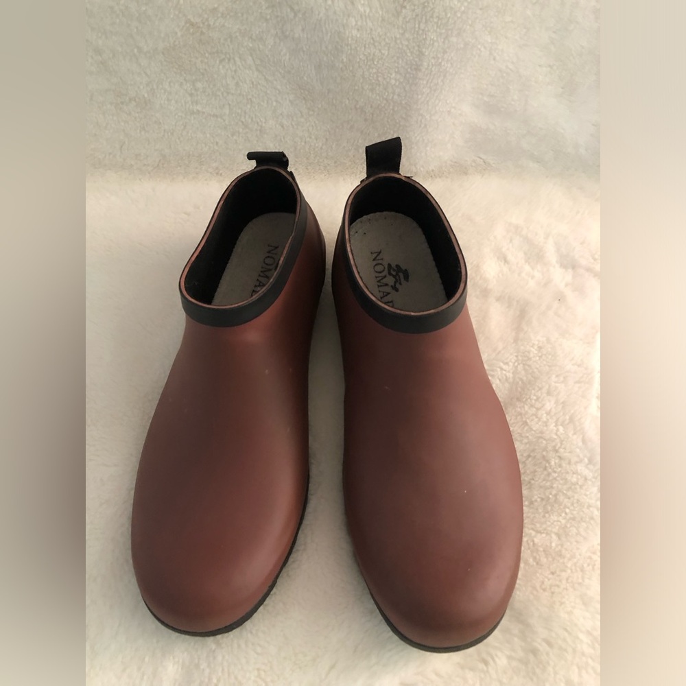 Nomad rubber booties, size 9